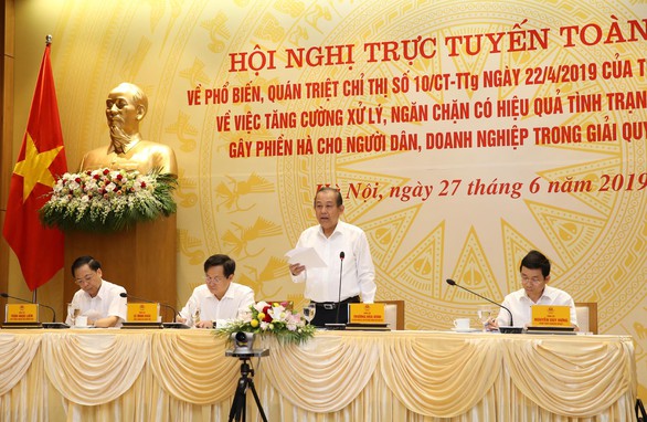 Nhiều cán bộ nhận tiền rồi không làm, bôi vẫn không trơn - Ảnh 1. Nhiều cán bộ nhận tiền rồi không làm, bôi vẫn không trơn - Ảnh 1.