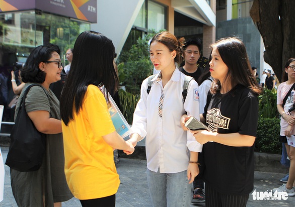 Kỳ thi THPT Quốc gia: Nghiêm túc, nhẹ nhàng, sự cố nhỏ - Ảnh 2. Kỳ thi THPT Quốc gia: Nghiêm túc, nhẹ nhàng, sự cố nhỏ - Ảnh 2.