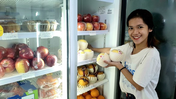 Trái cây Nhật giá cao, nhiều người vẫn xôn xao mua - Ảnh 1. Trái cây Nhật giá cao, nhiều người vẫn xôn xao mua - Ảnh 1.