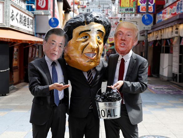 Các nhà lãnh đạo G20 xuống đường biểu tình ở Osaka - Ảnh 8. Các nhà lãnh đạo G20 xuống đường biểu tình ở Osaka - Ảnh 8.