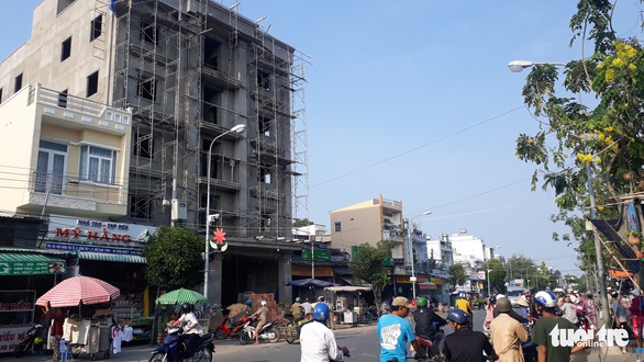 Cắt 2 tầng tòa nhà gây tai nạn lao động chết 3 người - Ảnh 2. Cắt 2 tầng tòa nhà gây tai nạn lao động chết 3 người - Ảnh 2.