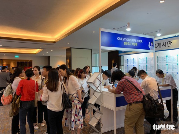 Hội tuyển dụng, người Hàn phỏng vấn ầm ầm, người Việt tụm lại nói chuyện - Ảnh 1. Hội tuyển dụng, người Hàn phỏng vấn ầm ầm, người Việt tụm lại nói chuyện - Ảnh 1.