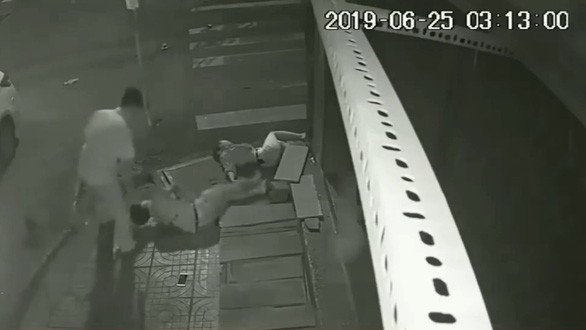 Gặp người bị nạn, ứng xử thế nào cho đúng luật? - Ảnh 1. Gặp người bị nạn, ứng xử thế nào cho đúng luật? - Ảnh 1.