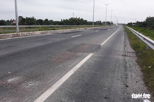 Mới thông xe hơn một tháng, đường cầu Vàm Cống đã chi chít lỗ đục vá - Ảnh 4. Mới thông xe hơn một tháng, đường cầu Vàm Cống đã chi chít lỗ đục vá - Ảnh 4.