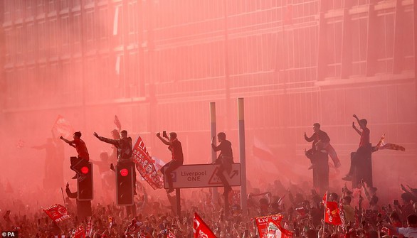 Biển người hơn 750.000 người đón Liverpool ca khúc khải hoàn - Ảnh 12. Biển người hơn 750.000 người đón Liverpool ca khúc khải hoàn - Ảnh 12.