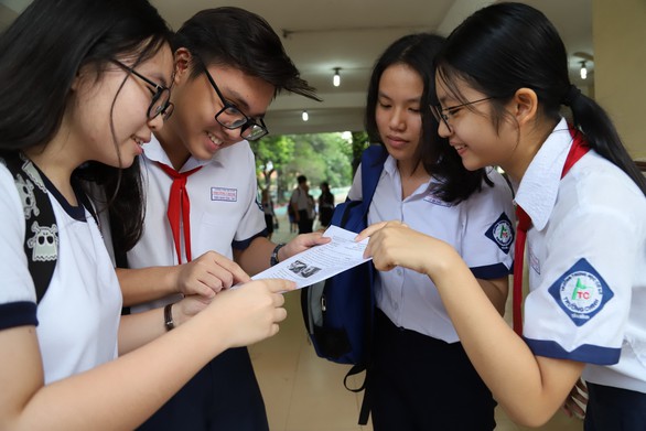 Hồ hởi và băn khoăn với đề thi mở tuyển sinh lớp 10 - Ảnh 1. Hồ hởi và băn khoăn với đề thi mở tuyển sinh lớp 10 - Ảnh 1.