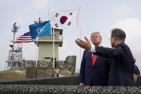 Ông Trump bước qua biên giới gặp chủ tịch Kim Jong Un - Ảnh 8. Ông Trump bước qua biên giới gặp chủ tịch Kim Jong Un - Ảnh 8.