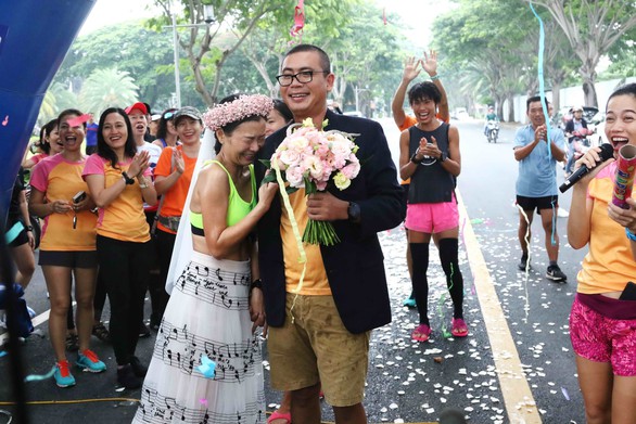 Về đích giải chạy bộ, bất ngờ được tổ chức... đám cưới - Ảnh 4. Về đích giải chạy bộ, bất ngờ được tổ chức... đám cưới - Ảnh 4.