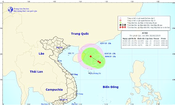 Vùng áp thấp trên Biển Đông đang hướng vào đất liền Việt Nam - Ảnh 1. Vùng áp thấp trên Biển Đông đang hướng vào đất liền Việt Nam - Ảnh 1.
