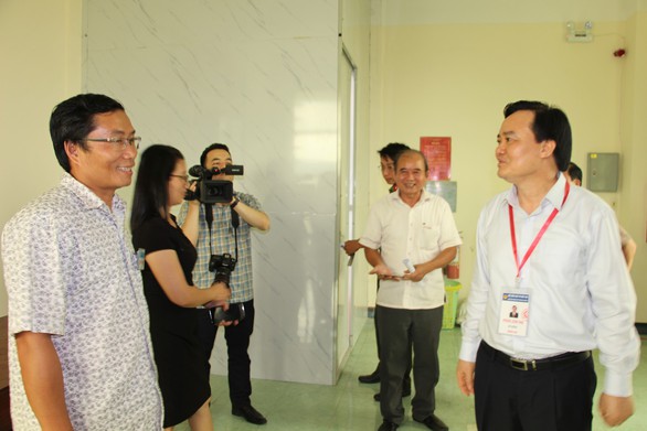 Bộ trưởng Phùng Xuân Nhạ kiểm tra công tác chấm thi tại Bình Định - Ảnh 2. Bộ trưởng Phùng Xuân Nhạ kiểm tra công tác chấm thi tại Bình Định - Ảnh 2.