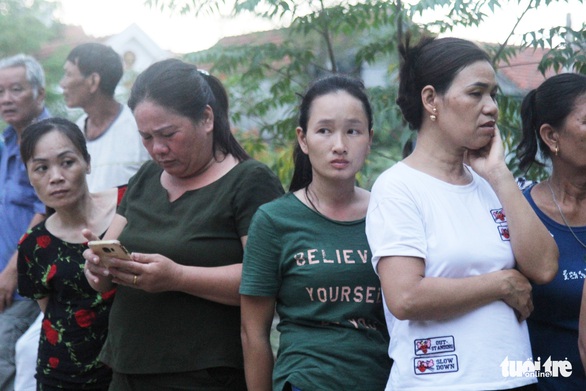 Quê nhà quặn lòng đón thi thể thuyền viên bị chìm tàu - Ảnh 9. Quê nhà quặn lòng đón thi thể thuyền viên bị chìm tàu - Ảnh 9.