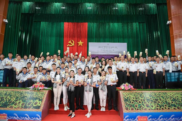 Hành trình từ trái tim trao sách đến vùng biển đảo Tây Nam - Ảnh 1. Hành trình từ trái tim trao sách đến vùng biển đảo Tây Nam - Ảnh 1.