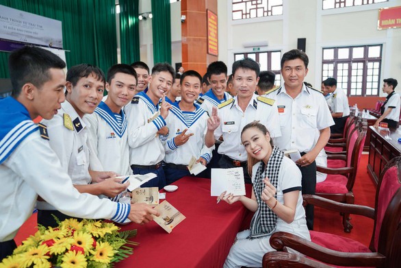 Hành trình từ trái tim trao sách đến vùng biển đảo Tây Nam - Ảnh 3. Hành trình từ trái tim trao sách đến vùng biển đảo Tây Nam - Ảnh 3.