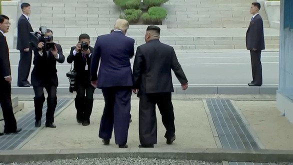 Ông Trump bước qua biên giới gặp chủ tịch Kim Jong Un - Ảnh 3. Ông Trump bước qua biên giới gặp chủ tịch Kim Jong Un - Ảnh 3.