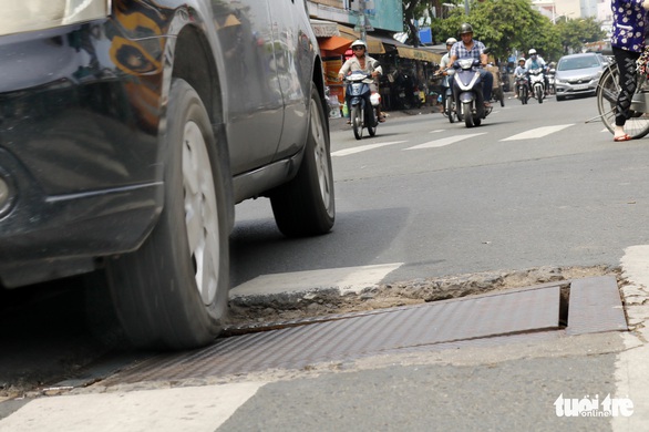 Phập phồng đi ngang những nắp cống ỡm ờ trên mặt đường Sài Gòn - Ảnh 1. Phập phồng đi ngang những nắp cống ỡm ờ trên mặt đường Sài Gòn - Ảnh 1.