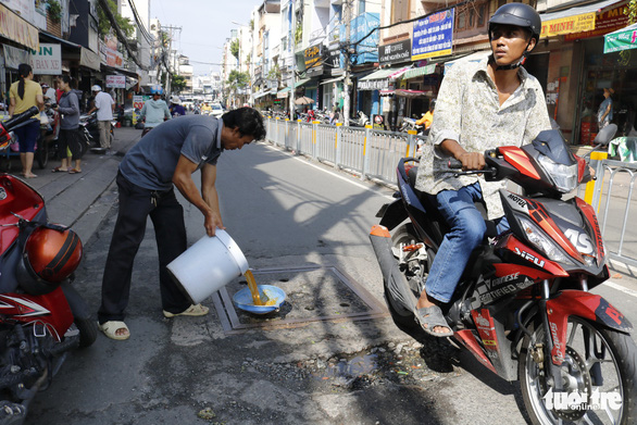 Phập phồng đi ngang những nắp cống ỡm ờ trên mặt đường Sài Gòn - Ảnh 4.