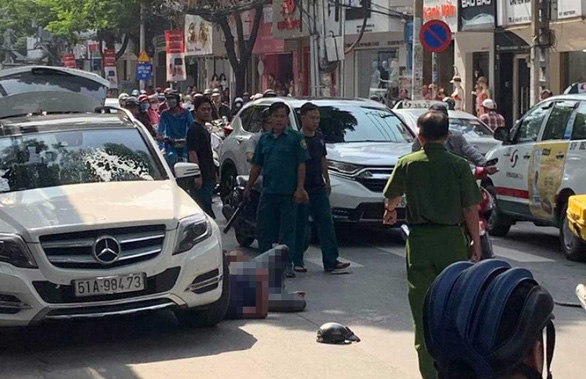 Hơn 20 người vây đánh 3 người đi xe hơi trên đường Lê Văn Sỹ, 2 người bị thương - Ảnh 1.