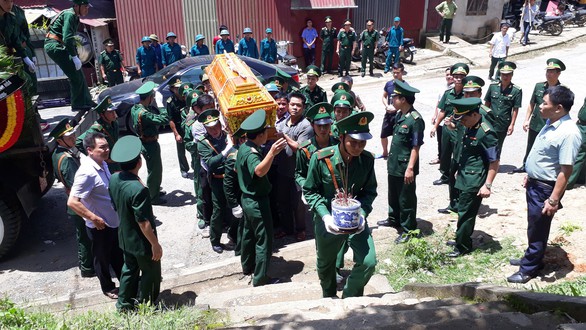 Đẫm nước mắt tiễn đưa thiếu tá biên phòng hi sinh khi đánh án ma túy - Ảnh 1. Đẫm nước mắt tiễn đưa thiếu tá biên phòng hi sinh khi đánh án ma túy - Ảnh 1.
