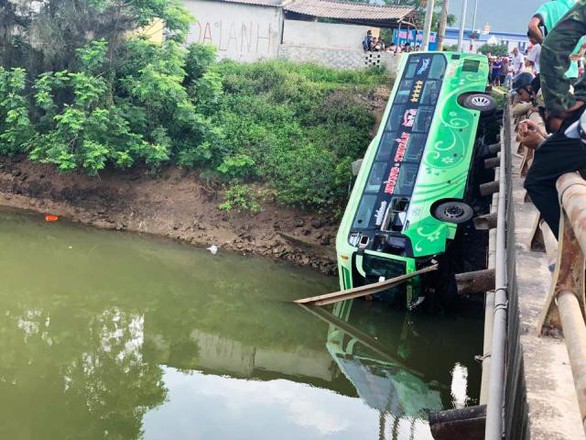 Xe khách lao xuống sông, một người chết, nhiều người bị thương - Ảnh 1. Xe khách lao xuống sông, một người chết, nhiều người bị thương - Ảnh 1.