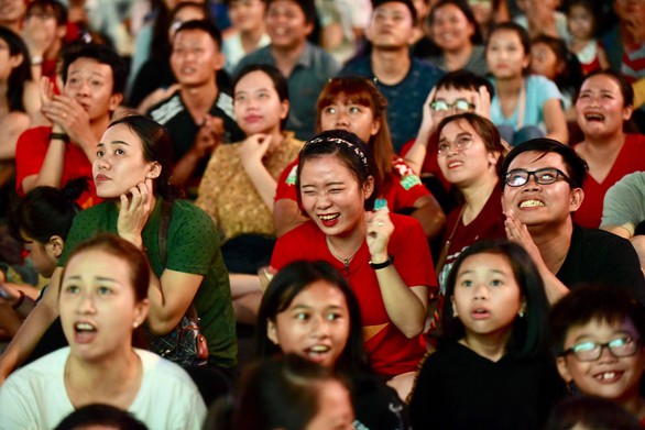Đáng yêu hàng ngàn cổ động viên cổ vũ tuyển Việt Nam ở phố đi bộ Nguyễn Huệ - Ảnh 11. Đáng yêu hàng ngàn cổ động viên cổ vũ tuyển Việt Nam ở phố đi bộ Nguyễn Huệ - Ảnh 11.