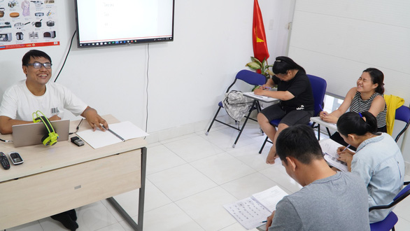 Đam mê kỳ lạ của một người Thái khiếm thị mê tiếng Việt - Ảnh 2. Đam mê kỳ lạ của một người Thái khiếm thị mê tiếng Việt - Ảnh 2.