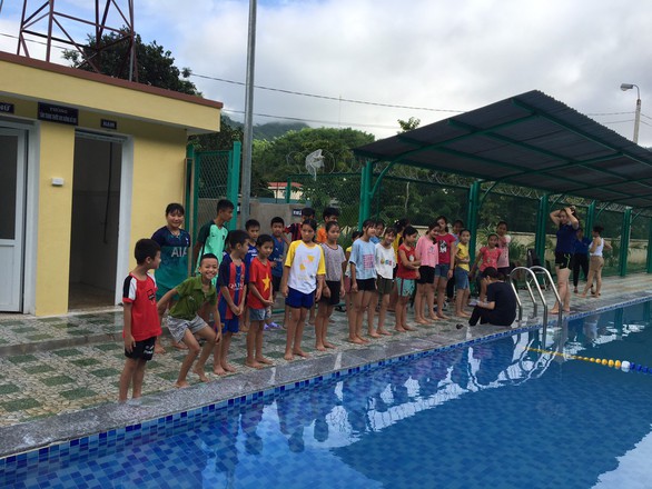 Lớp học bơi miễn phí cho hàng trăm trẻ ngày hè - Ảnh 1. Lớp học bơi miễn phí cho hàng trăm trẻ ngày hè - Ảnh 1.