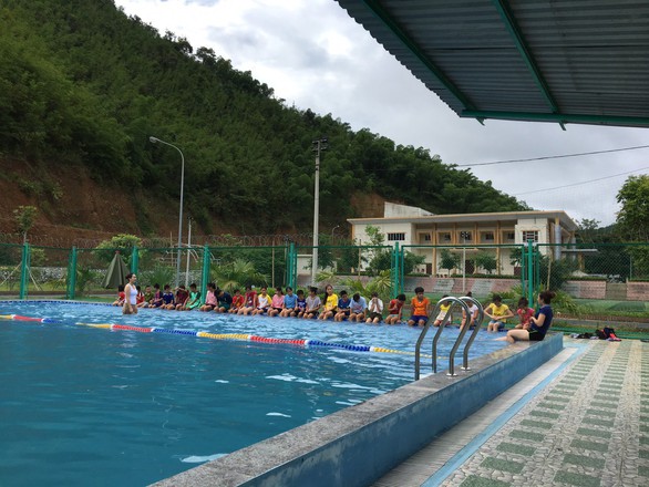Lớp học bơi miễn phí cho hàng trăm trẻ ngày hè - Ảnh 2. Lớp học bơi miễn phí cho hàng trăm trẻ ngày hè - Ảnh 2.