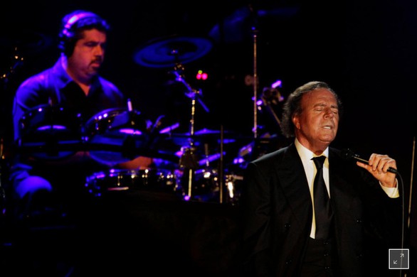 Julio Iglesias: 50 năm ca hát là một phép mầu - Ảnh 1. Julio Iglesias: 50 năm ca hát là một phép mầu - Ảnh 1.