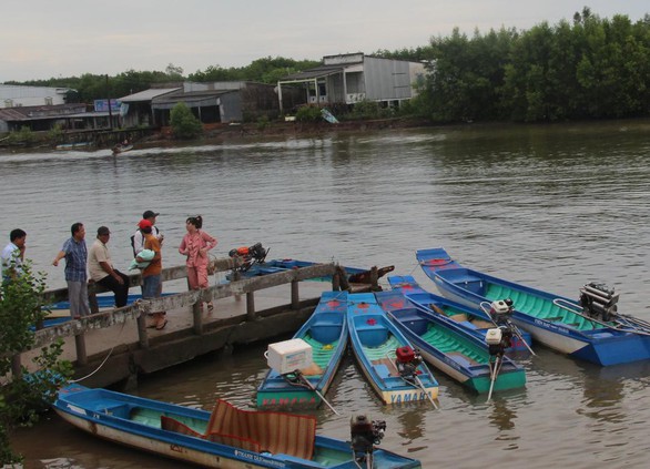 Bơi xuồng hàng chục cây số đưa trẻ đi tiêm chủng - Ảnh 1. Bơi xuồng hàng chục cây số đưa trẻ đi tiêm chủng - Ảnh 1.