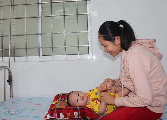 Bơi xuồng hàng chục cây số đưa trẻ đi tiêm chủng - Ảnh 9. Bơi xuồng hàng chục cây số đưa trẻ đi tiêm chủng - Ảnh 9.
