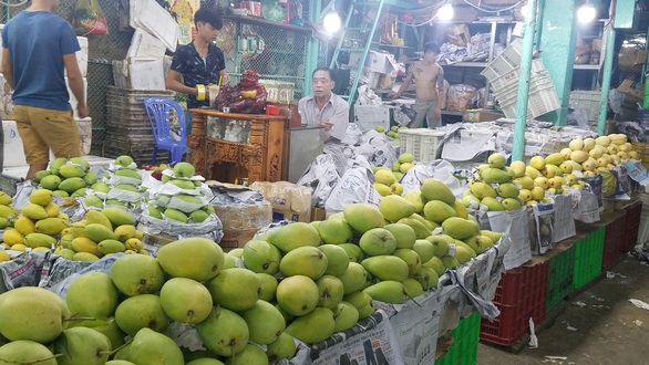 Chợ dịp Tết Đoan Ngọ hút hàng, giá trái cây tăng sốc - Ảnh 3. Chợ dịp Tết Đoan Ngọ hút hàng, giá trái cây tăng sốc - Ảnh 3.