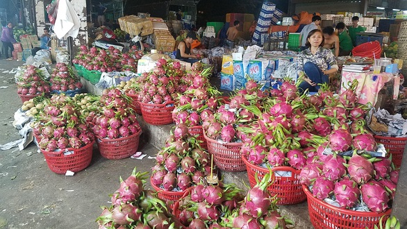 Chợ dịp Tết Đoan Ngọ hút hàng, giá trái cây tăng sốc - Ảnh 4. Chợ dịp Tết Đoan Ngọ hút hàng, giá trái cây tăng sốc - Ảnh 4.