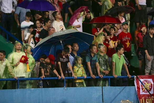 Vì sao trận U23 Việt Nam - U23 Myanmar bị tạm dừng gần 30 phút? - Ảnh 1. Vì sao trận U23 Việt Nam - U23 Myanmar bị tạm dừng gần 30 phút? - Ảnh 1.