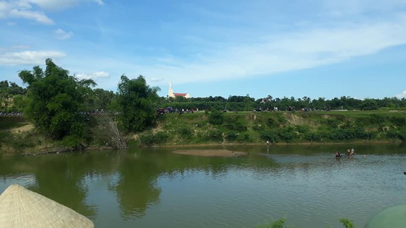 Mò hến trên sông, hai bố con chết đuối thương tâm - Ảnh 1. Mò hến trên sông, hai bố con chết đuối thương tâm - Ảnh 1.