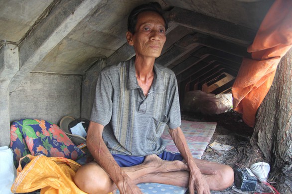 Người đàn ông sống trong vỏ ghe - Ảnh 1. Người đàn ông sống trong vỏ ghe - Ảnh 1.