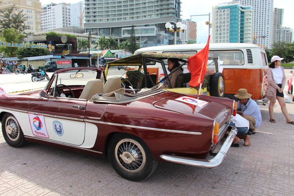 400 xe Vespa và ôtô cổ hội ngộ tại Nha Trang - Ảnh 8. 400 xe Vespa và ôtô cổ hội ngộ tại Nha Trang - Ảnh 8.