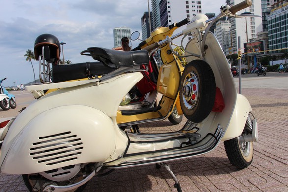 400 xe Vespa và ôtô cổ hội ngộ tại Nha Trang - Ảnh 9. 400 xe Vespa và ôtô cổ hội ngộ tại Nha Trang - Ảnh 9.