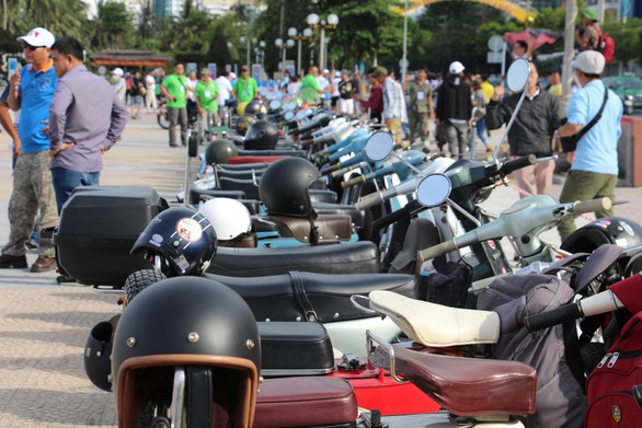 400 xe Vespa và ôtô cổ hội ngộ tại Nha Trang - Ảnh 10. 400 xe Vespa và ôtô cổ hội ngộ tại Nha Trang - Ảnh 10.
