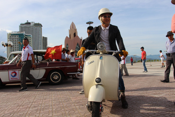 400 xe Vespa và ôtô cổ hội ngộ tại Nha Trang - Ảnh 11. 400 xe Vespa và ôtô cổ hội ngộ tại Nha Trang - Ảnh 11.