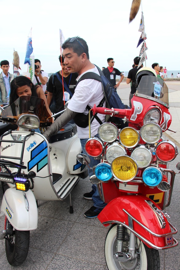 400 xe Vespa và ôtô cổ hội ngộ tại Nha Trang - Ảnh 18. 400 xe Vespa và ôtô cổ hội ngộ tại Nha Trang - Ảnh 18.