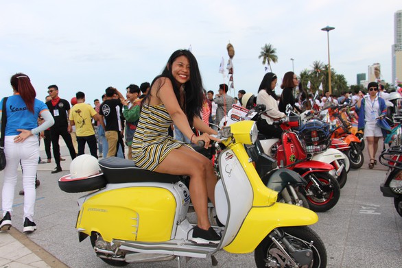 400 xe Vespa và ôtô cổ hội ngộ tại Nha Trang - Ảnh 4. 400 xe Vespa và ôtô cổ hội ngộ tại Nha Trang - Ảnh 4.