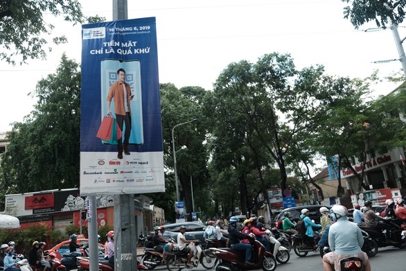 Không tiền mặt thật tiện lợi - Ảnh 7. Không tiền mặt thật tiện lợi - Ảnh 7.