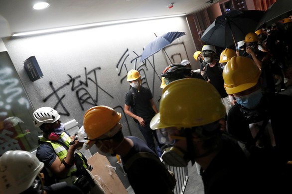 Người biểu tình Hong Kong chiếm Hội đồng lập pháp, đập phá đồ đạc - Ảnh 2. Người biểu tình Hong Kong chiếm Hội đồng lập pháp, đập phá đồ đạc - Ảnh 2.