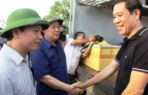 Vợ chồng chủ nhà hàng phát cơm tiếp sức cho lực lượng cứu rừng Hà Tĩnh - Ảnh 3. Vợ chồng chủ nhà hàng phát cơm tiếp sức cho lực lượng cứu rừng Hà Tĩnh - Ảnh 3.