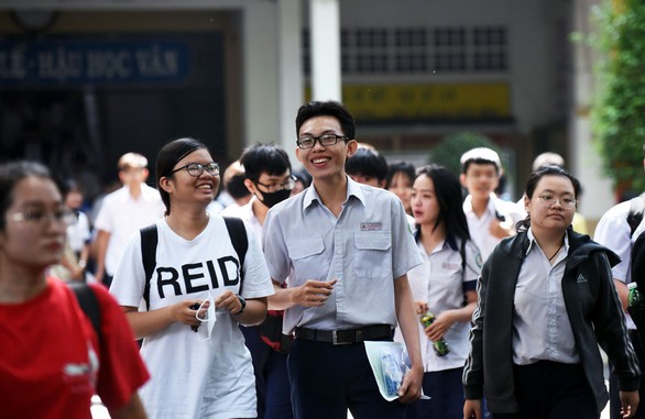Bộ trưởng Phùng Xuân Nhạ đề xuất thi tốt nghiệp THPT làm 2 đợt - Ảnh 1. Bộ trưởng Phùng Xuân Nhạ đề xuất thi tốt nghiệp THPT làm 2 đợt - Ảnh 1.