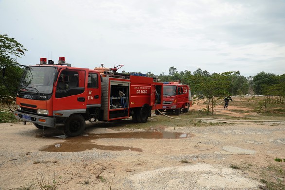 Rừng keo ở Quảng Nam bốc cháy dữ dội - Ảnh 5. Rừng keo ở Quảng Nam bốc cháy dữ dội - Ảnh 5.