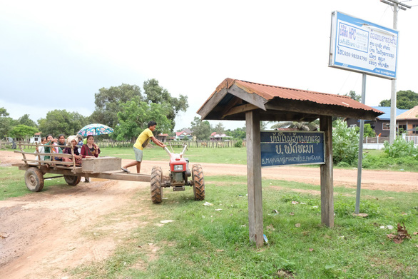 Thầy thuốc trẻ khám bệnh ở Lào: suýt vỡ trận vì quá đông - Ảnh 10. Thầy thuốc trẻ khám bệnh ở Lào: suýt vỡ trận vì quá đông - Ảnh 10.