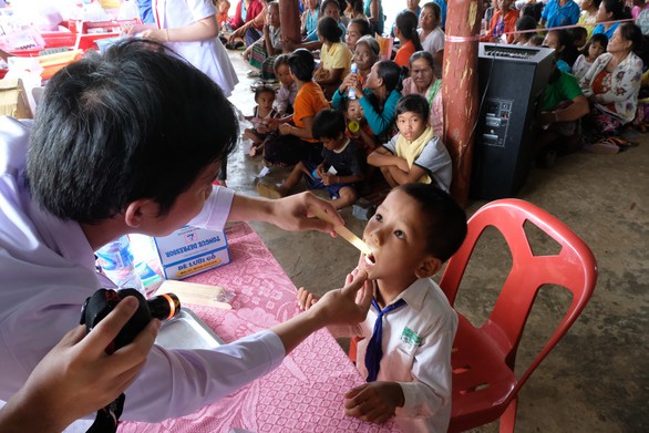 Thầy thuốc trẻ khám bệnh ở Lào: suýt vỡ trận vì quá đông - Ảnh 4. Thầy thuốc trẻ khám bệnh ở Lào: suýt vỡ trận vì quá đông - Ảnh 4.