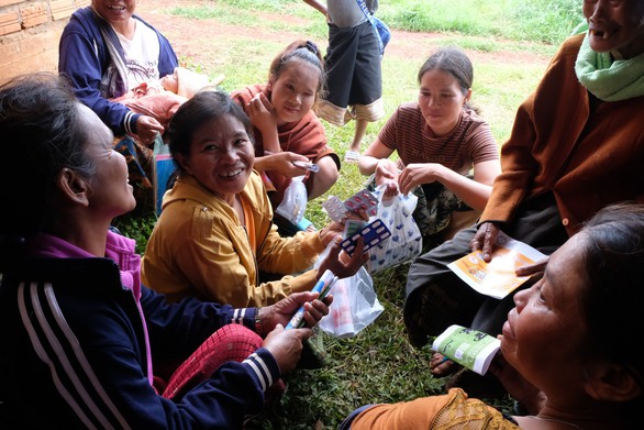 Thầy thuốc trẻ khám bệnh ở Lào: suýt vỡ trận vì quá đông - Ảnh 9. Thầy thuốc trẻ khám bệnh ở Lào: suýt vỡ trận vì quá đông - Ảnh 9.