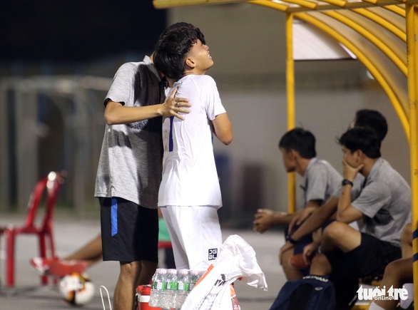 Cầu thủ U17 Hoàng Anh Gia Lai gãy xương đòn trong trận ra quân - Ảnh 1. Cầu thủ U17 Hoàng Anh Gia Lai gãy xương đòn trong trận ra quân - Ảnh 1.